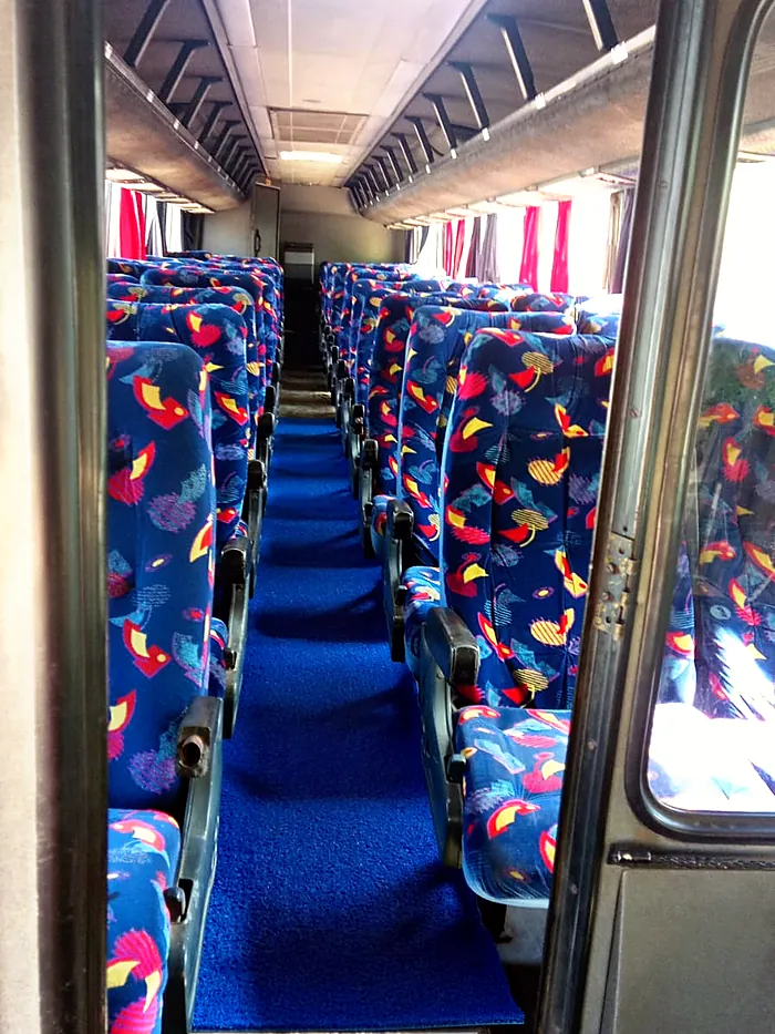 Corredor com poltronas estampadas